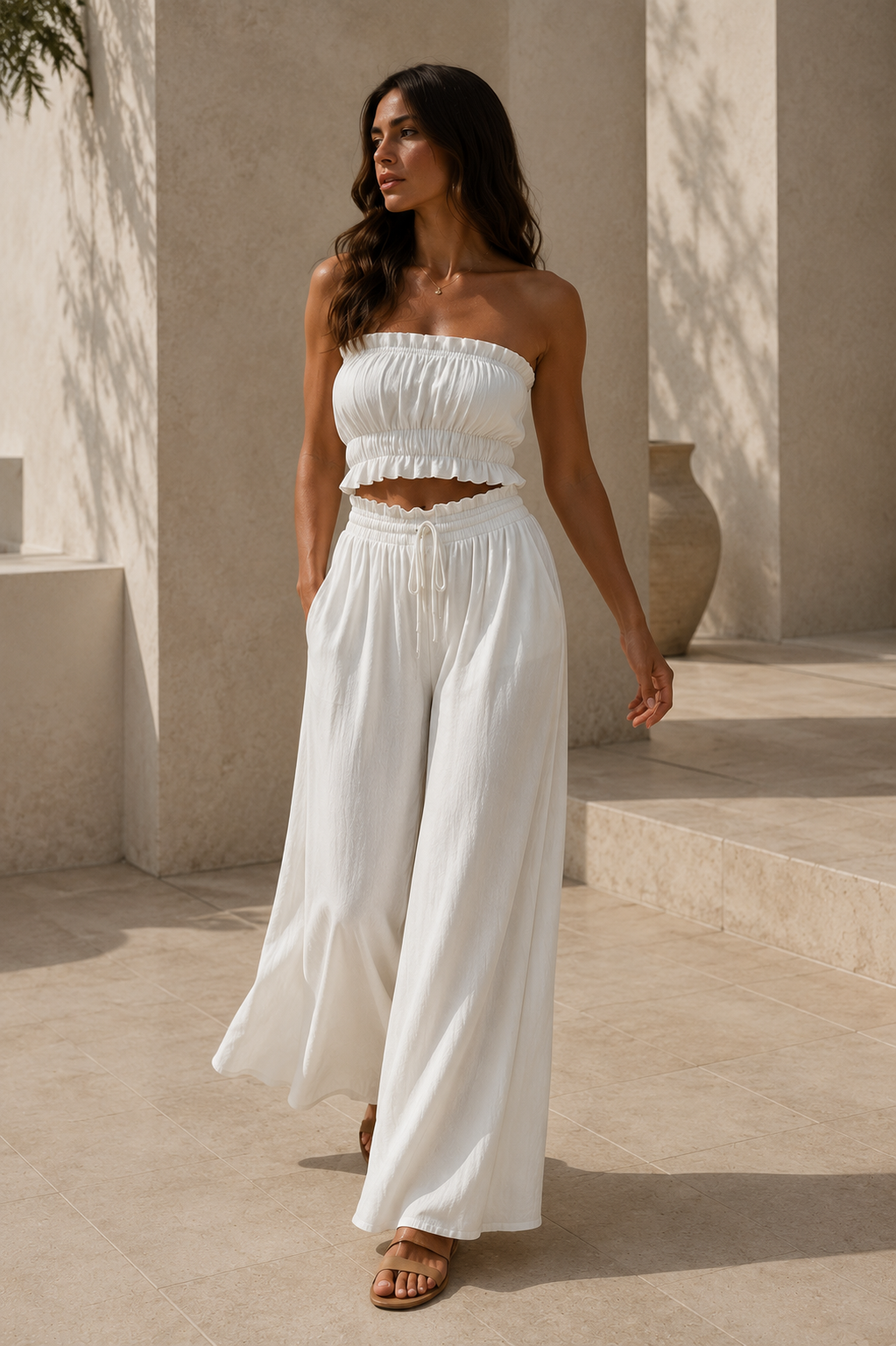Pantalón Terra wide-leg en blanco, caminando, con la pernera ancha en movimiento