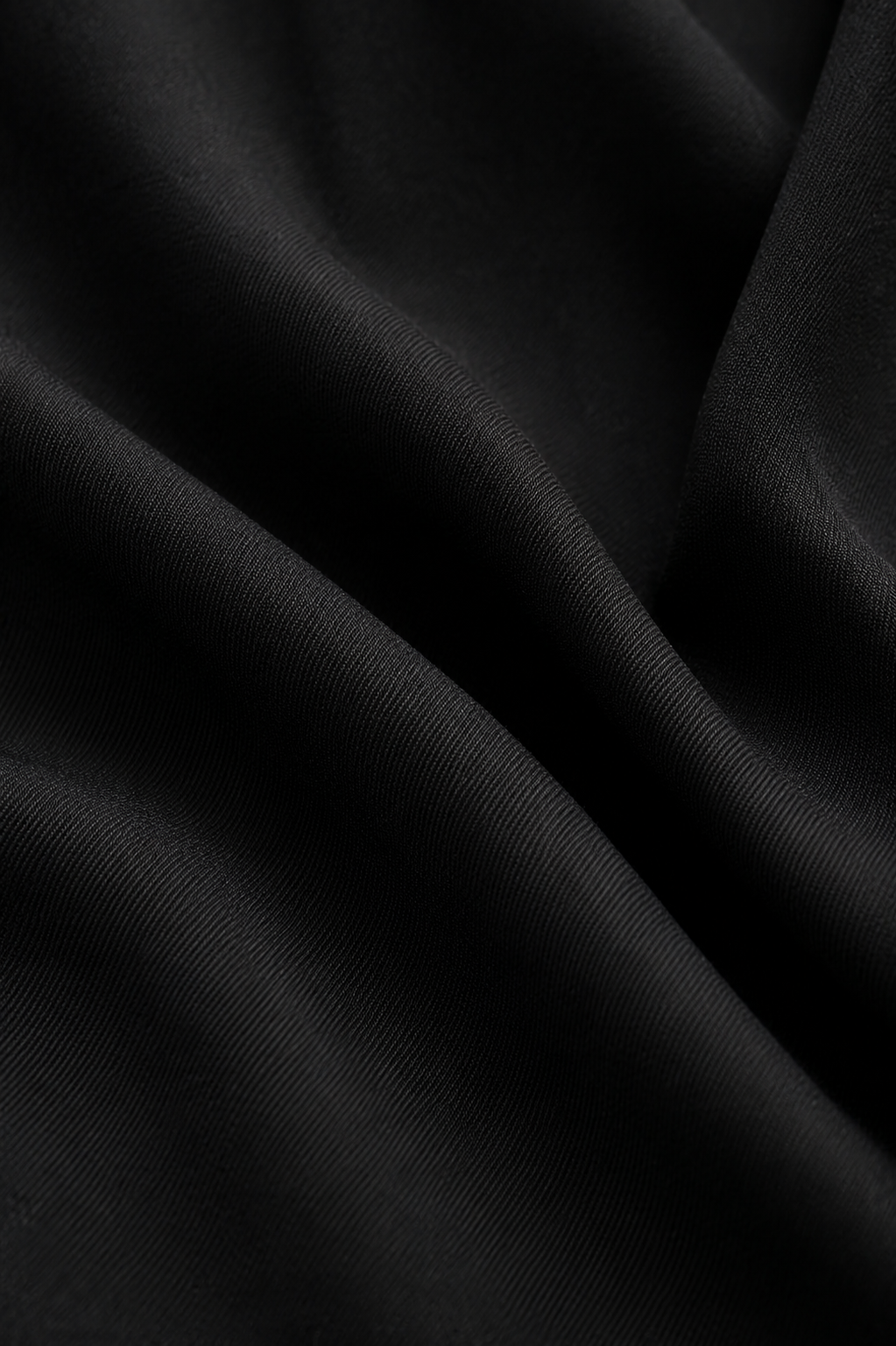 Detalle del tejido de sastrería del pantalón Verena en negro, mate y de peso medio