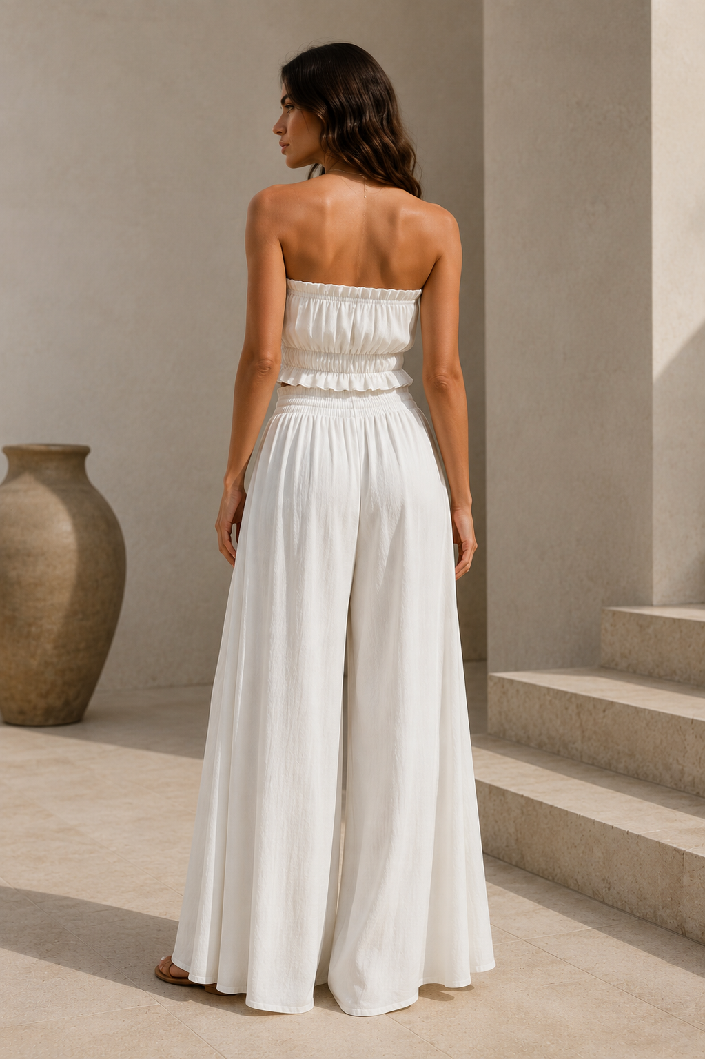 Pantalón Terra wide-leg en blanco visto de espaldas, con la caída ancha desde la cadera
