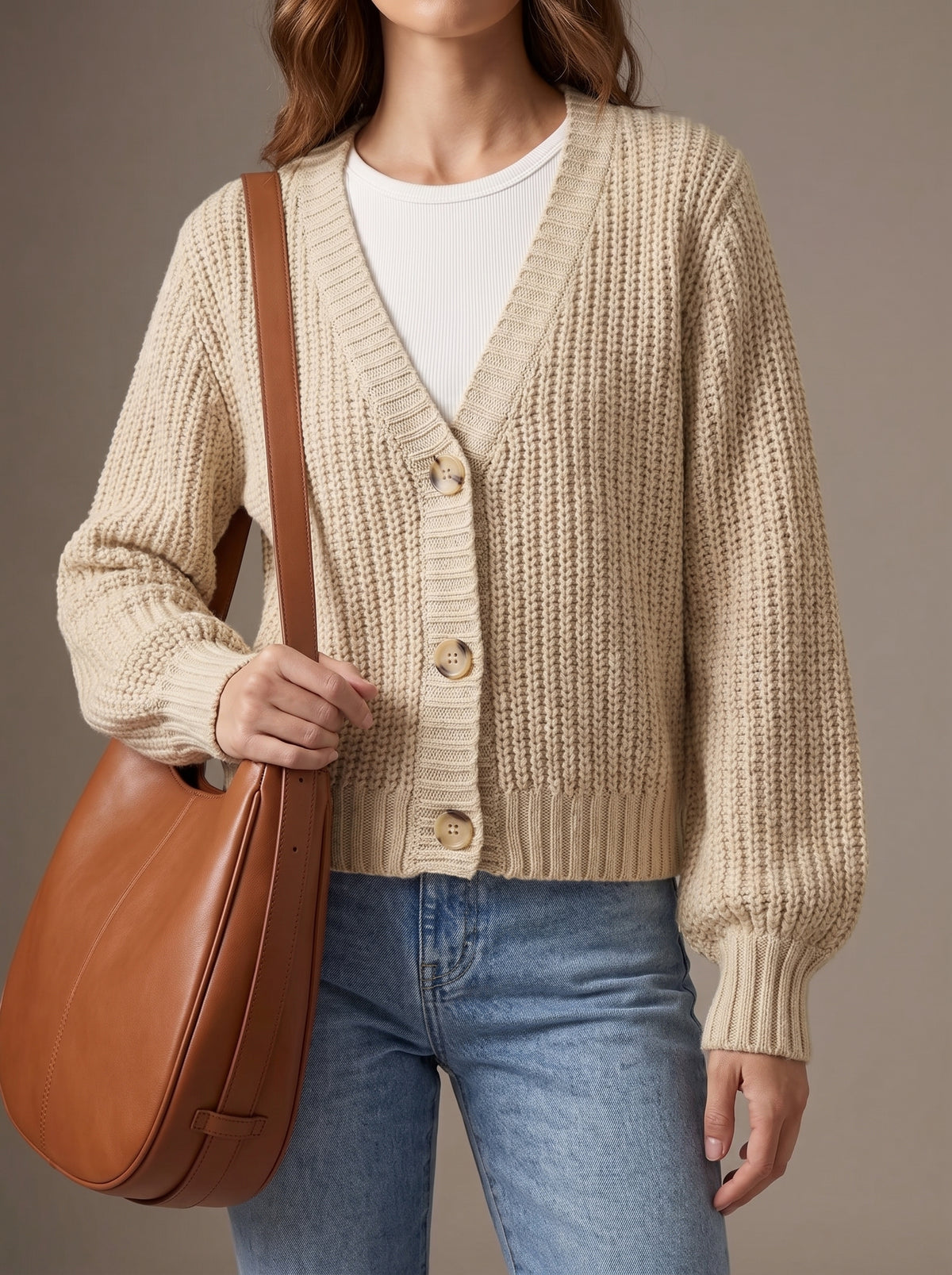 Escote en V y botones de la chaqueta de punto Adela en beige