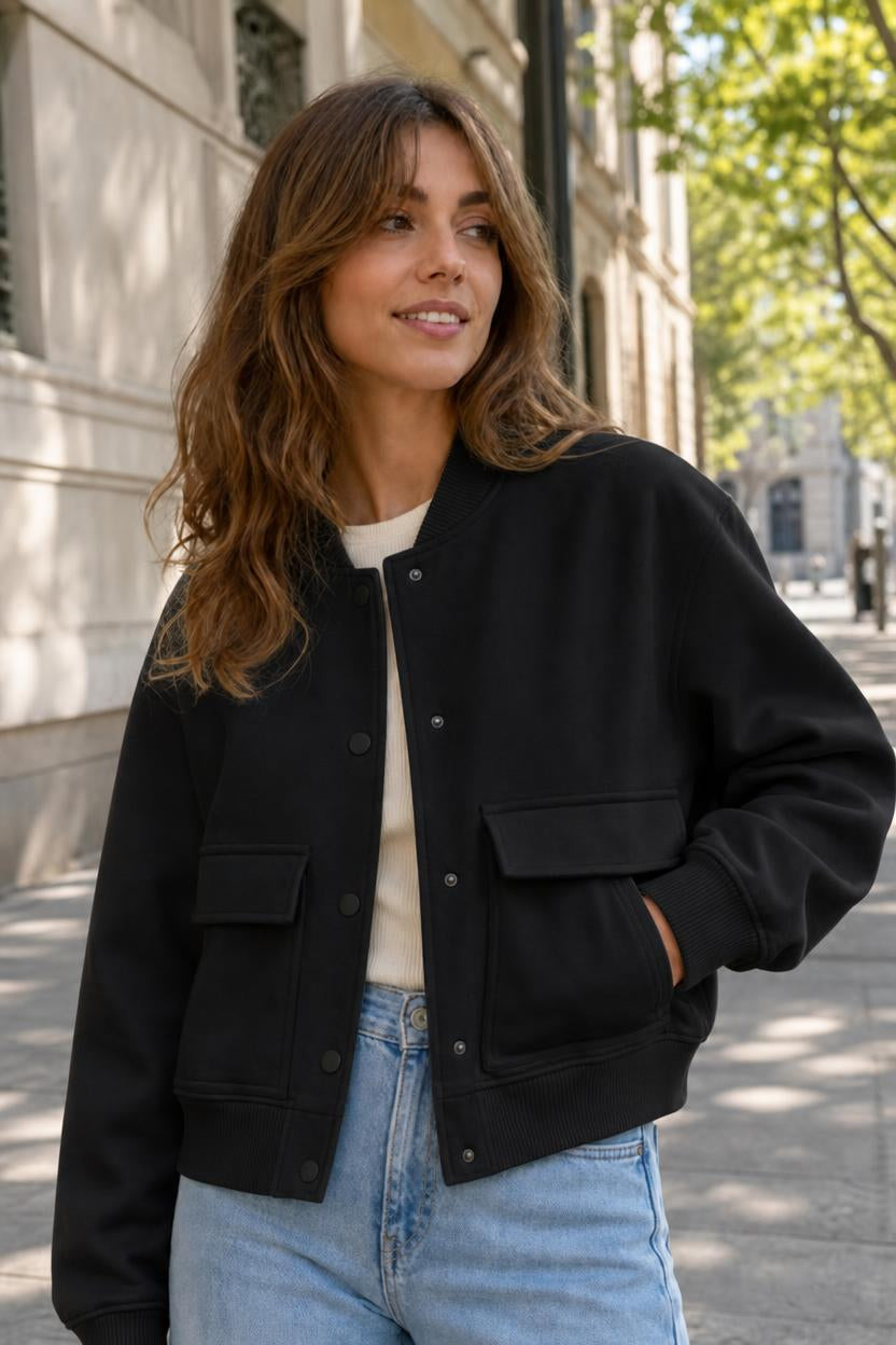 Chaqueta bomber corta Ariana en negro, con bolsillos de parche y cuello de canalé