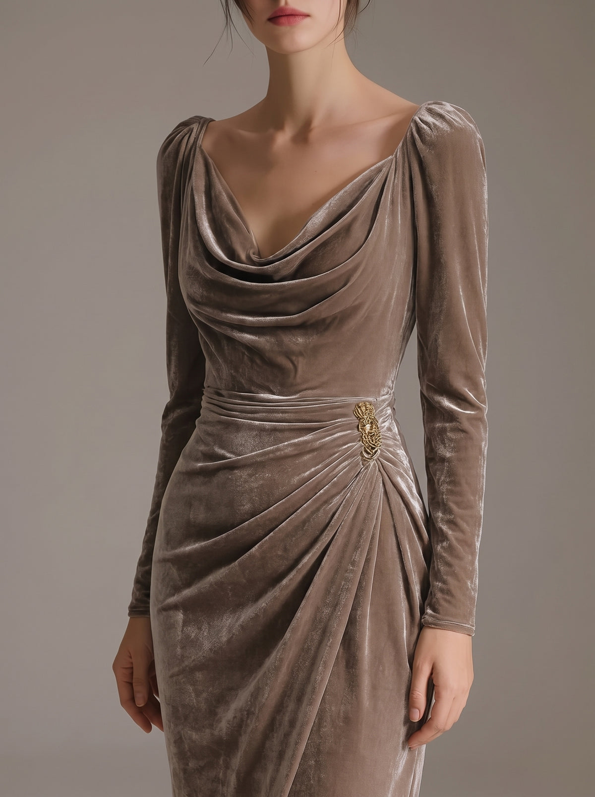 Escote drapeado y detalle dorado del vestido Celia en visón