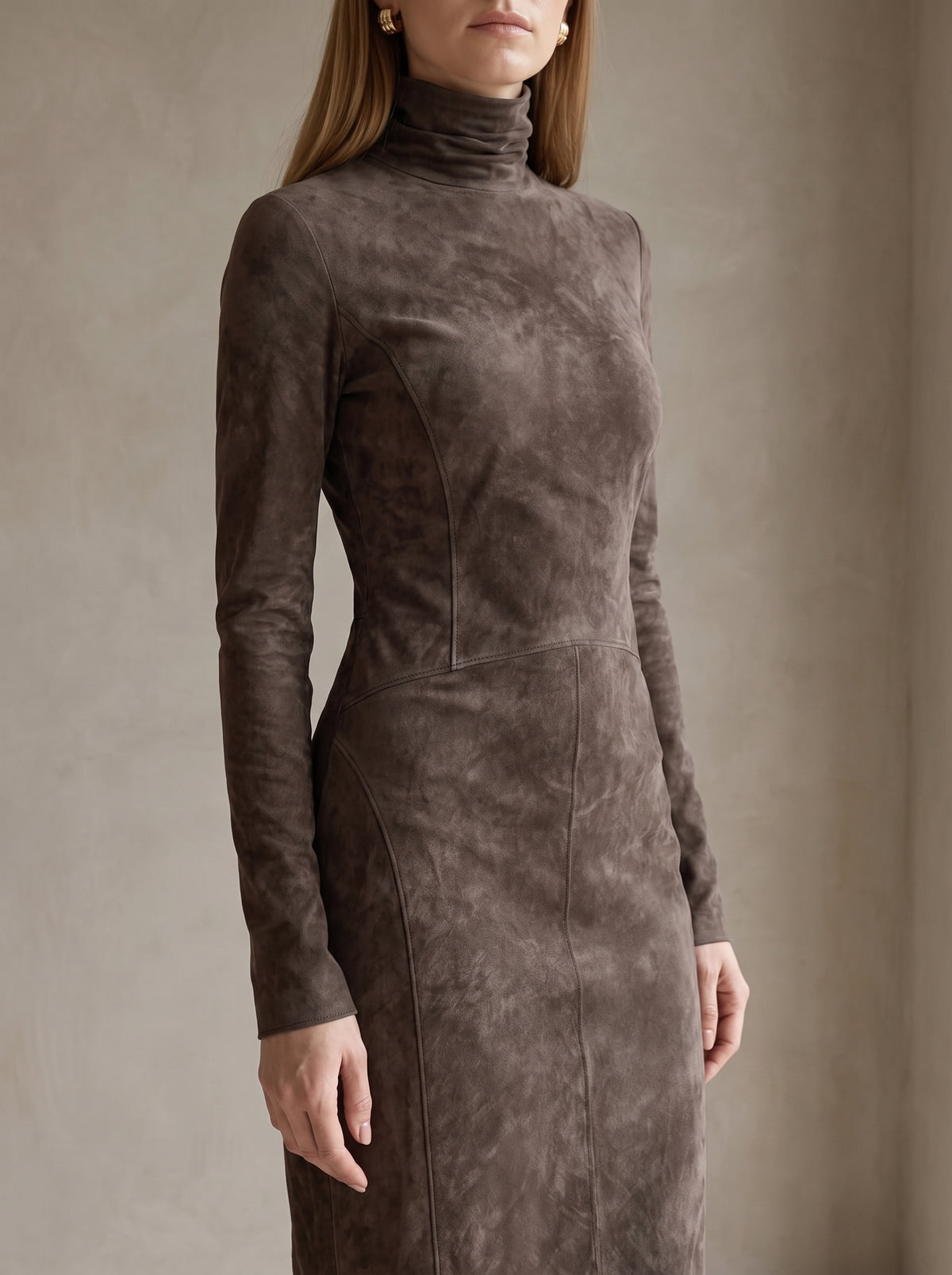 Vestido midi Elsa en café de cerca, con cuello alto y costuras curvas en la cadera