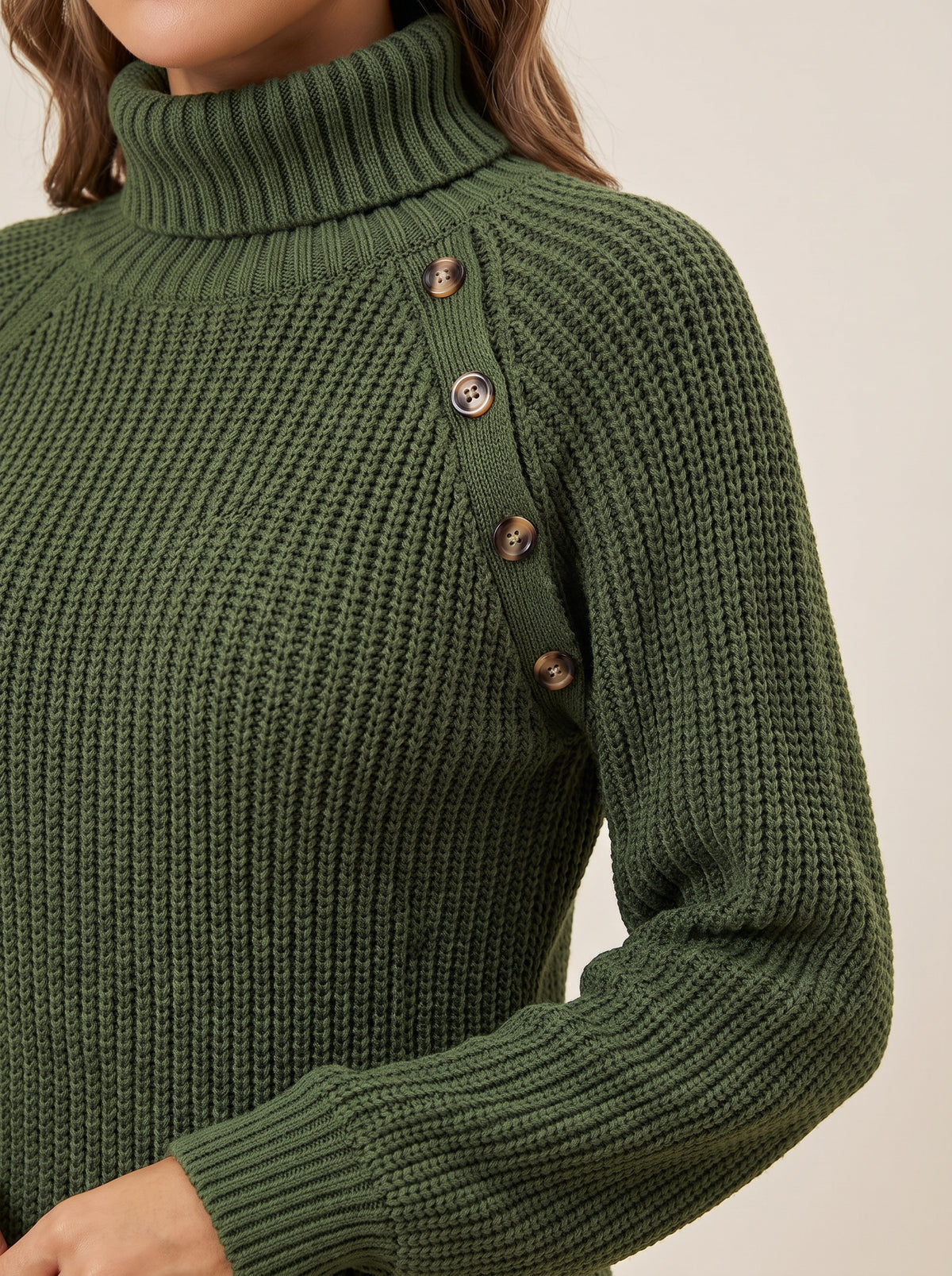 Detalle del vestido Alba: cuello alto, botones en la costura del hombro y punto de canalé