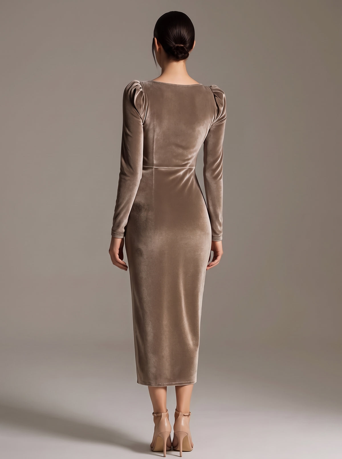 Espalda del vestido midi de terciopelo Celia en visón