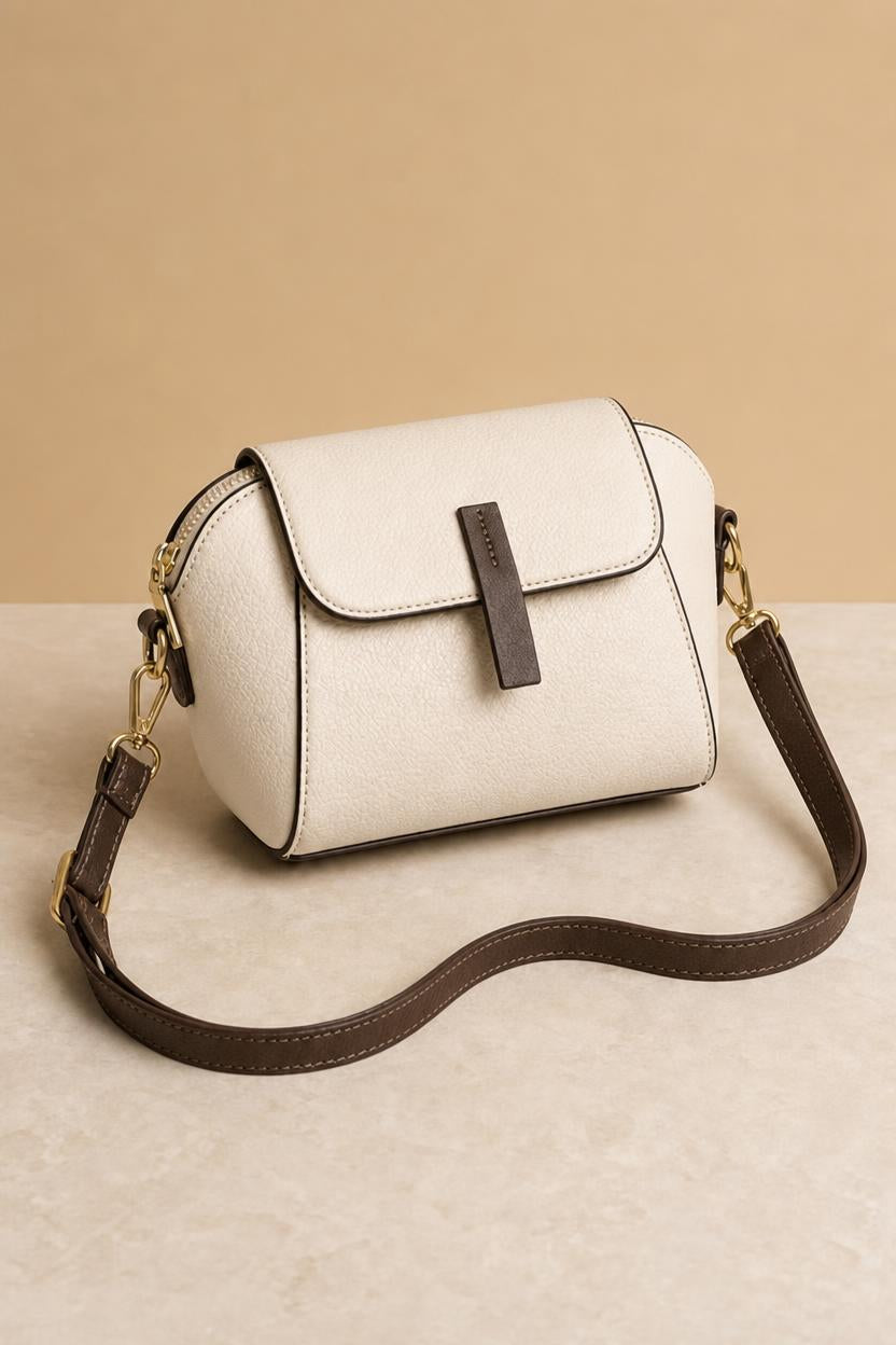 Bolso bandolera mini Olli en blanco roto, con correa y presilla de contraste marrón