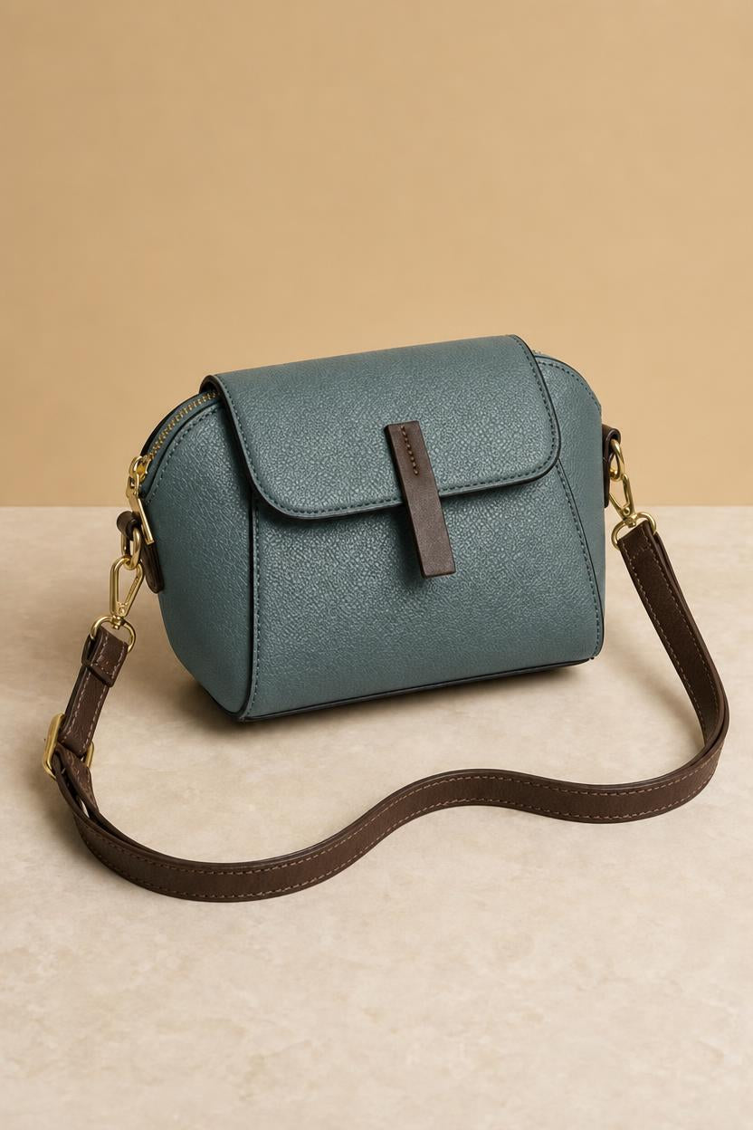 Bolso bandolera mini Olli en verde azulado, con correa y presilla de contraste marrón