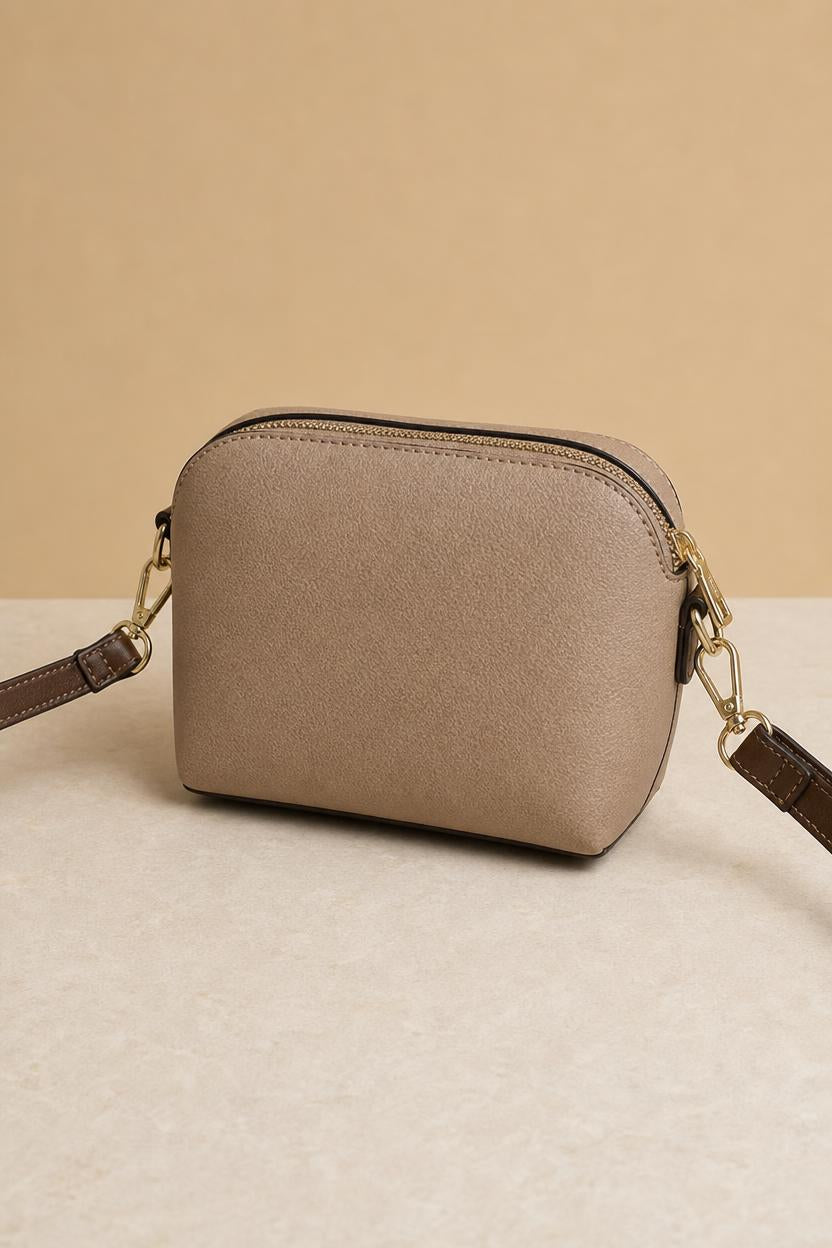 Bolso bandolera mini Olli visto por detrás, con la cremallera superior y los mosquetones