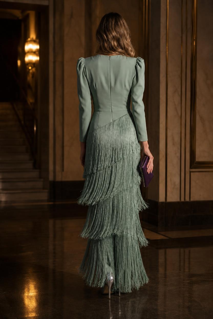 Vestido largo Zelda visto de espaldas, con la cremallera invisible y los flecos cayendo